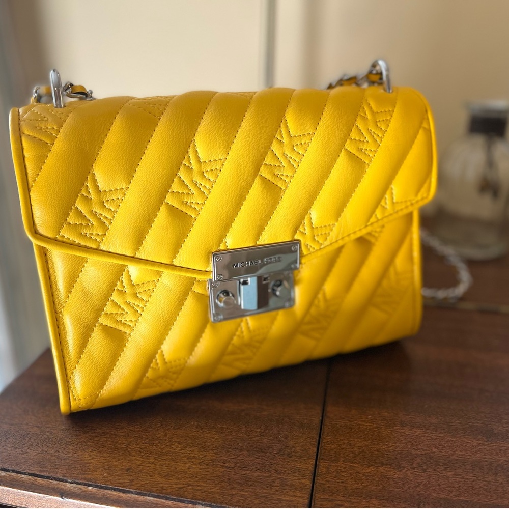 Michael Kors mustand quilted bag